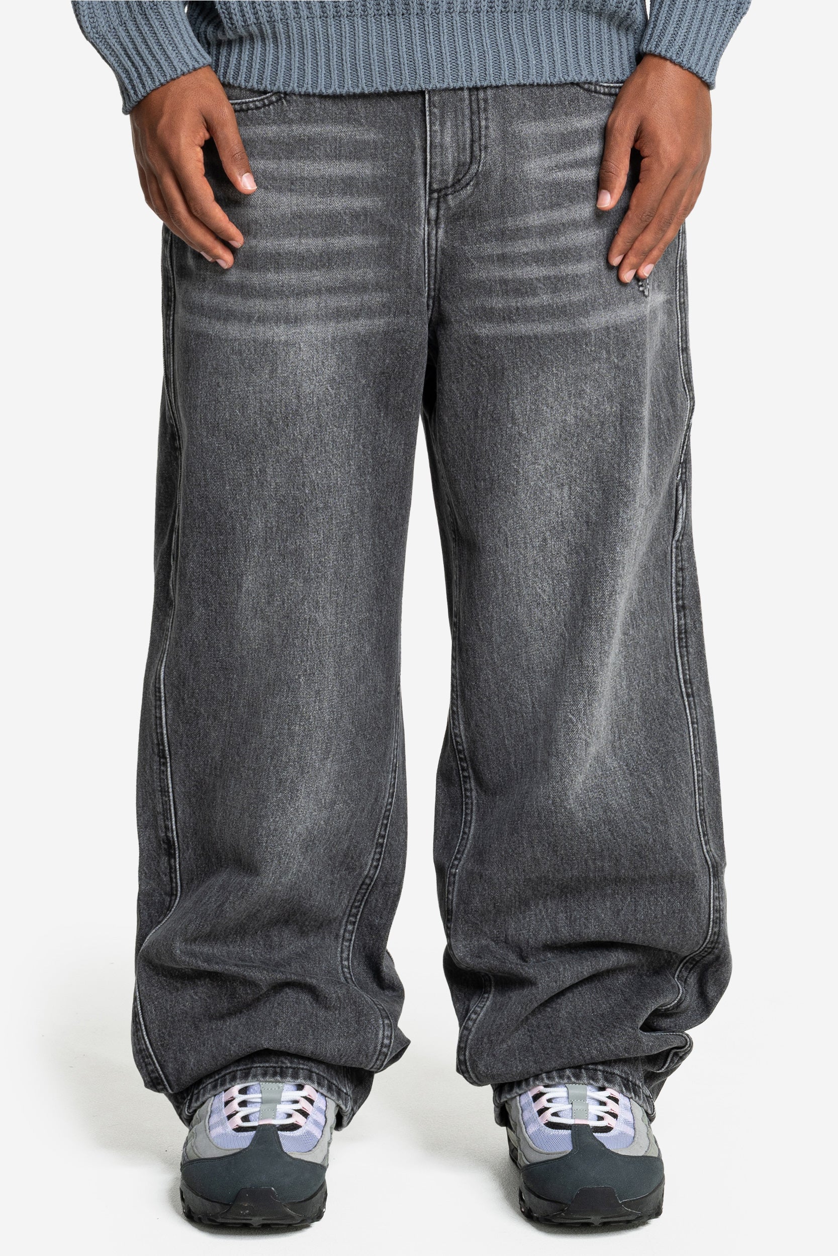 DISTINCTIVE BAGGY DENIM GREY