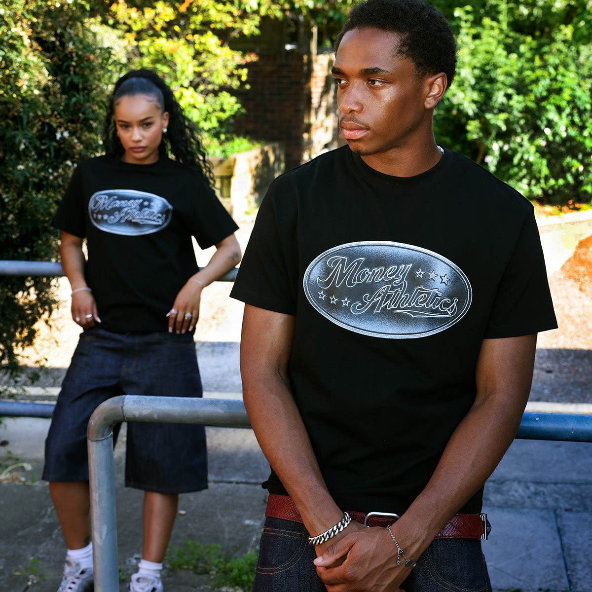 MONEY ATHL. TEE BLACK + BASE JORTS RAW BLUE