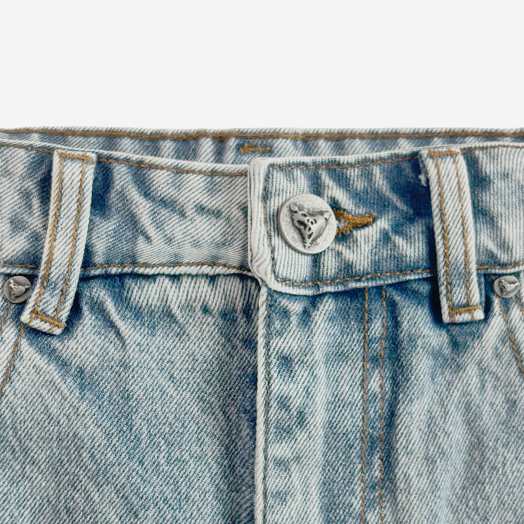 DISTINCTIVE DENIM WASHED BLUE