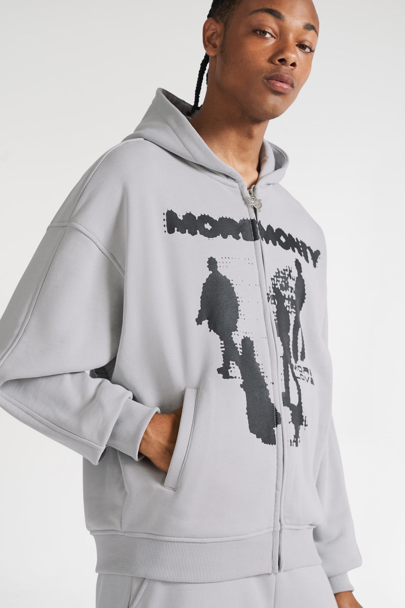 Zipper Hoodie in grau mit schwarzem Druck im Oversize Fit getragen von Model für Streetwear Brand More Money More Love