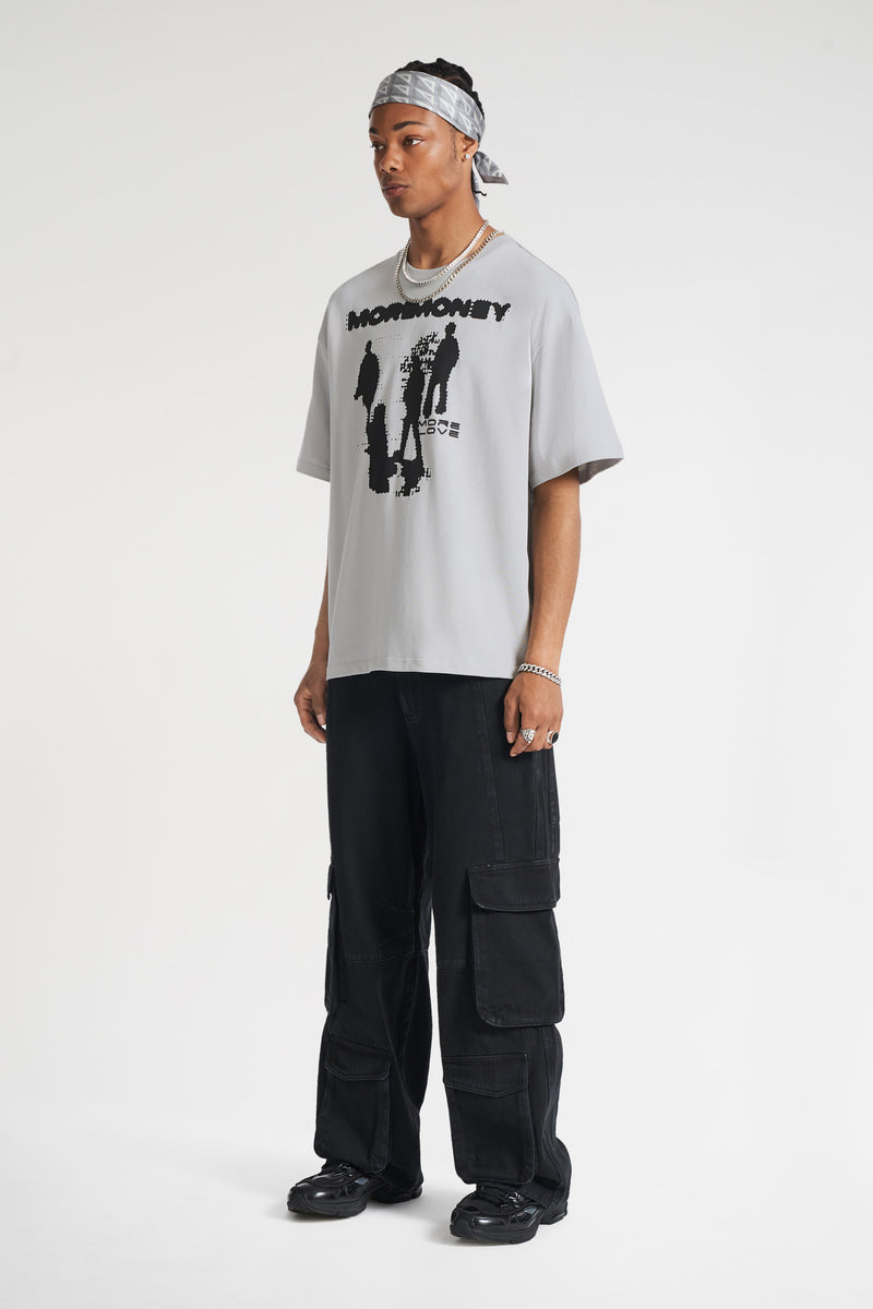 Streetwear Outfit getragen von Model mit schwarzer Cargo & grauem T-Shirt