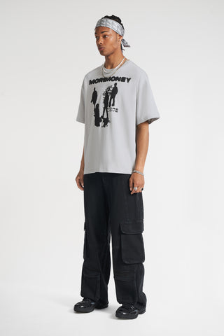 Streetwear Outfit getragen von Model mit schwarzer Cargo & grauem T-Shirt