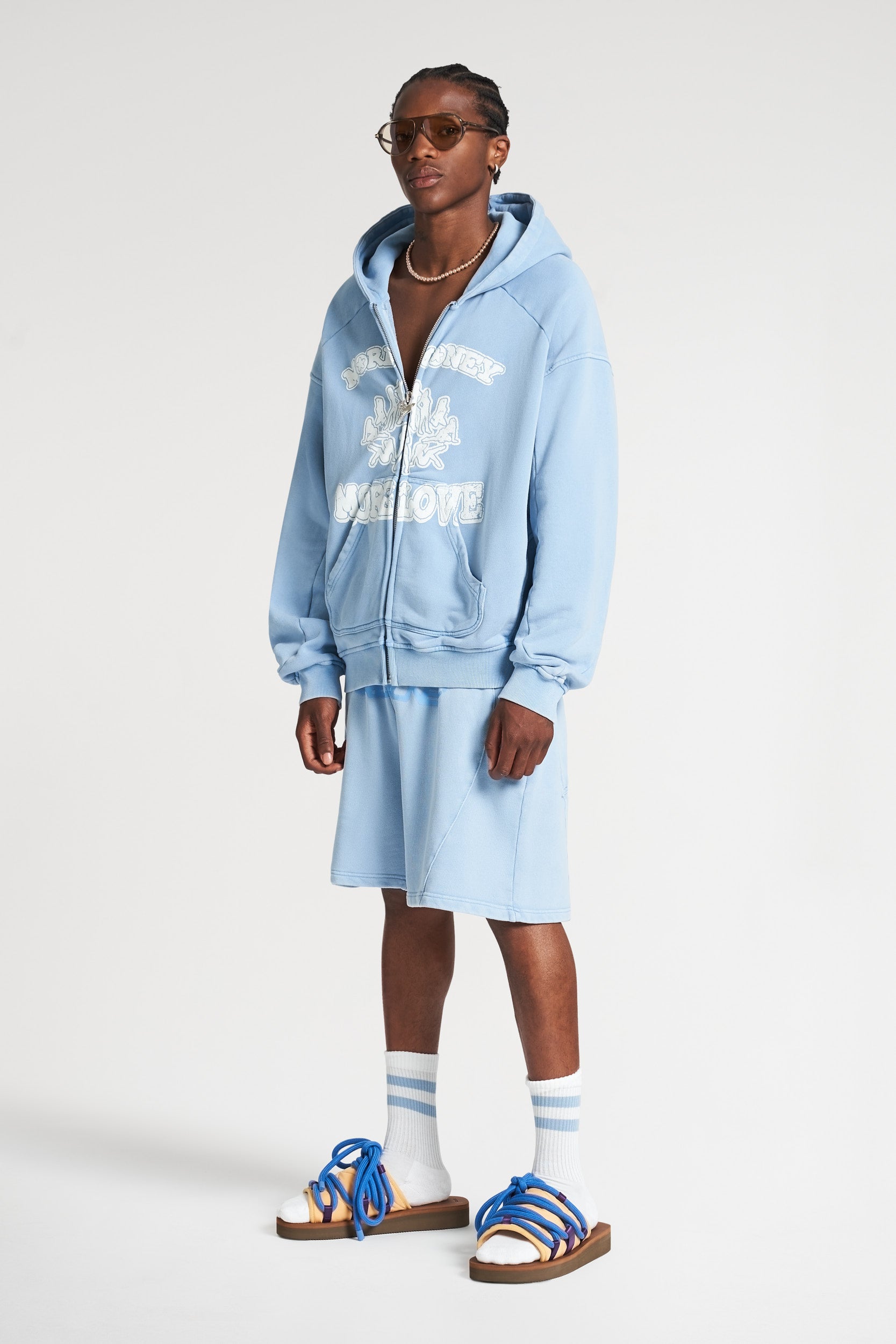 Blauer Zip Hoodie & Blaue kurze Hose von More Money More Love für das perfekte Streetwear Outifit.