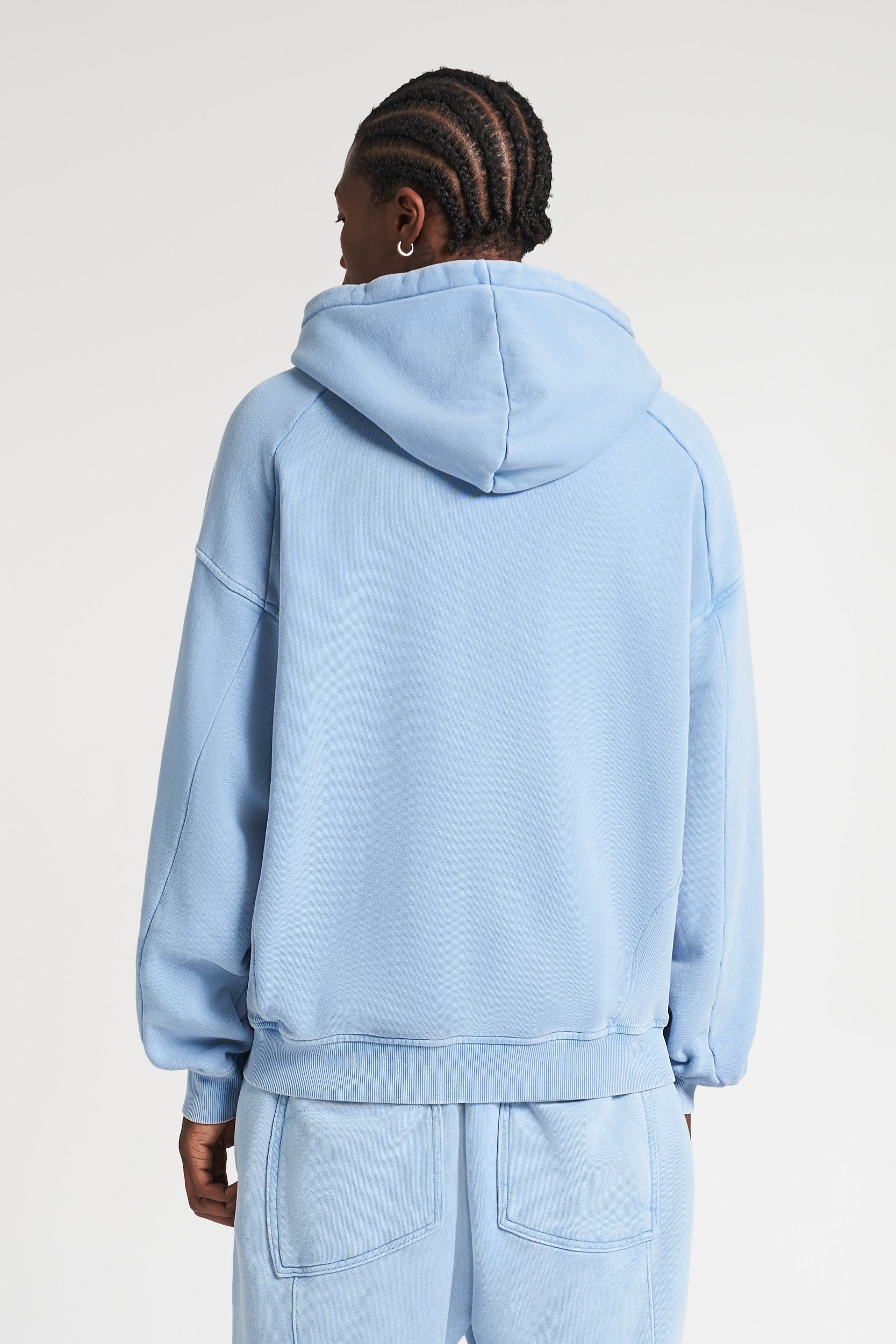 More Money More Love Zip Hoodie getragen von einem Model zeigt die Rückseite des blauen Zippers