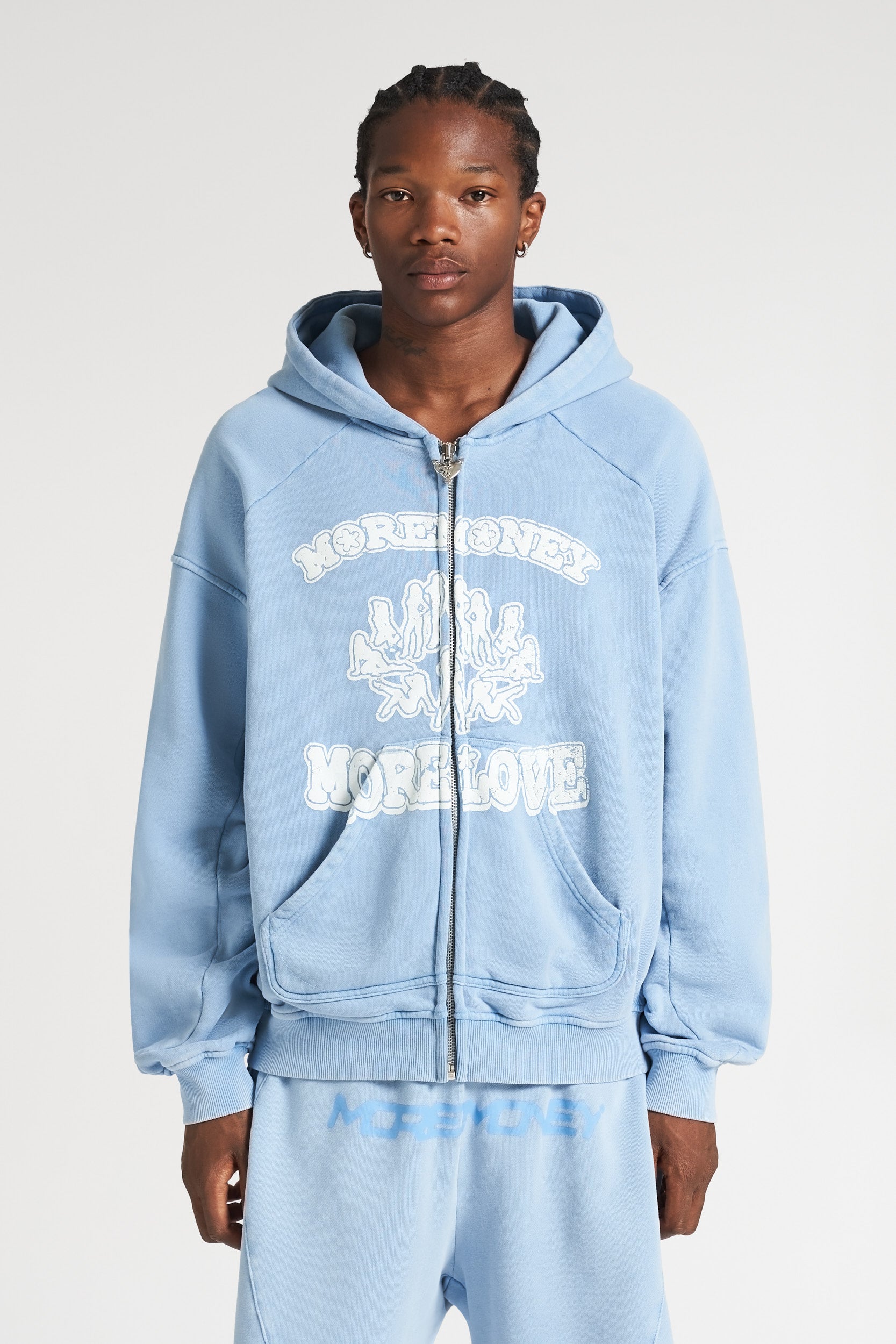 Blauer Zip Hoodie mit weißem Druck getragen von einem Model.