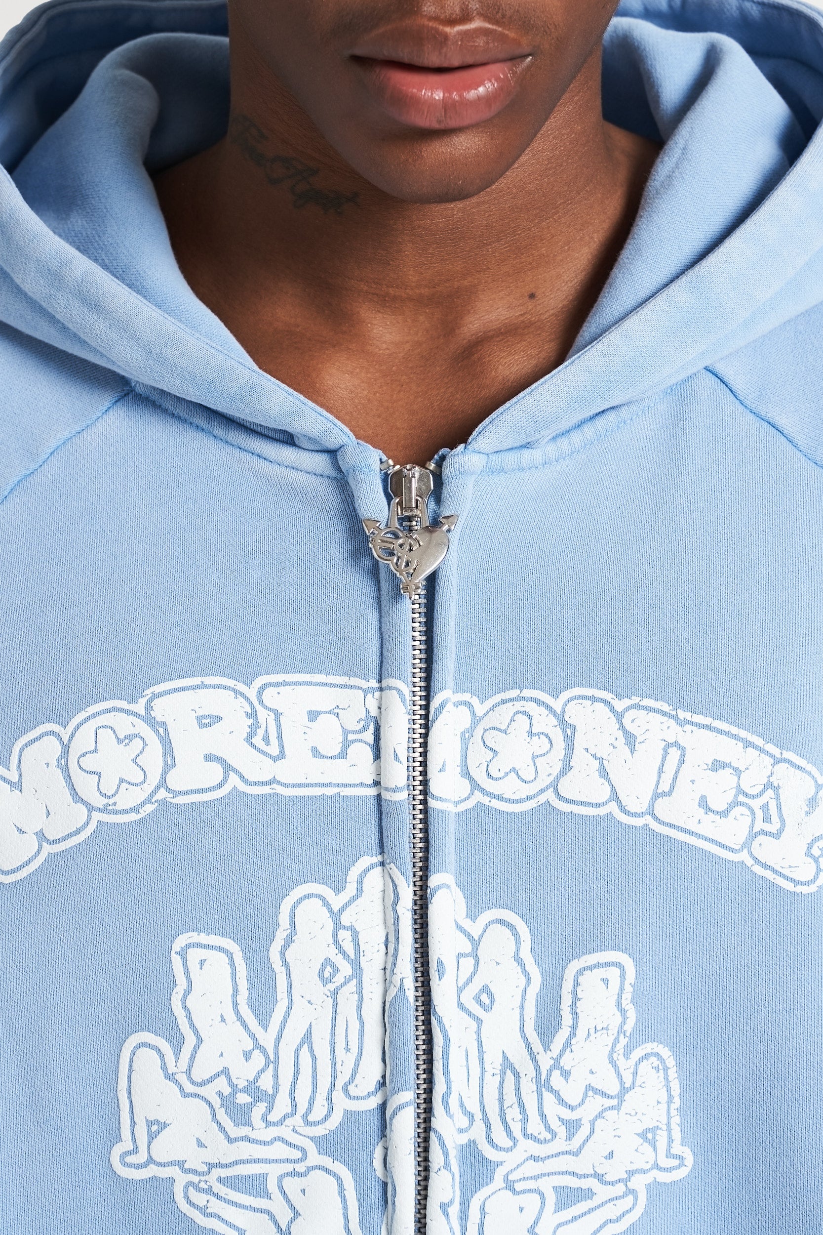 More Money More Love's Zip Hoodie in blau mit viel Liebe zum Detail.