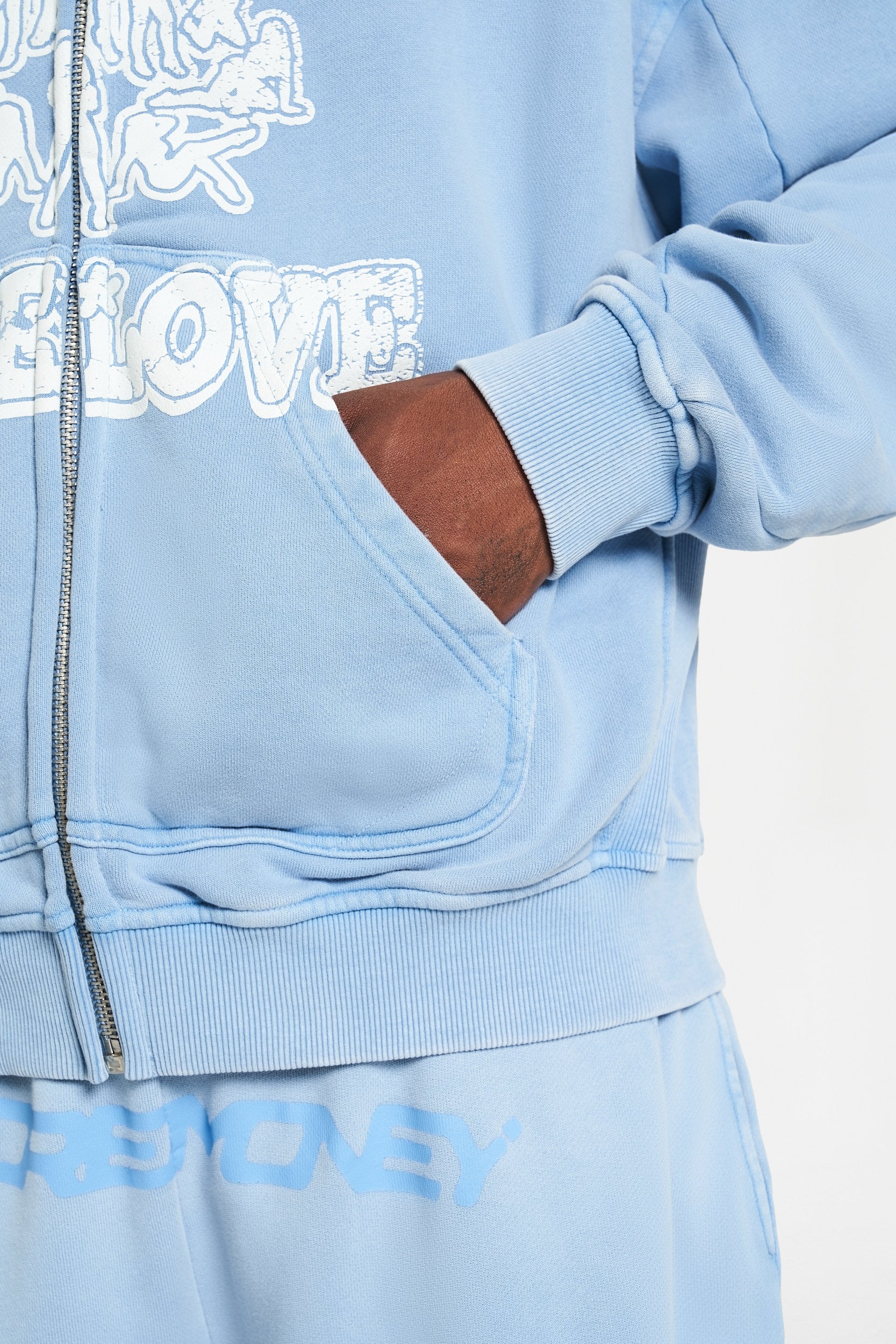 Streetwear Zip Hoodie in blau mit Taschen.