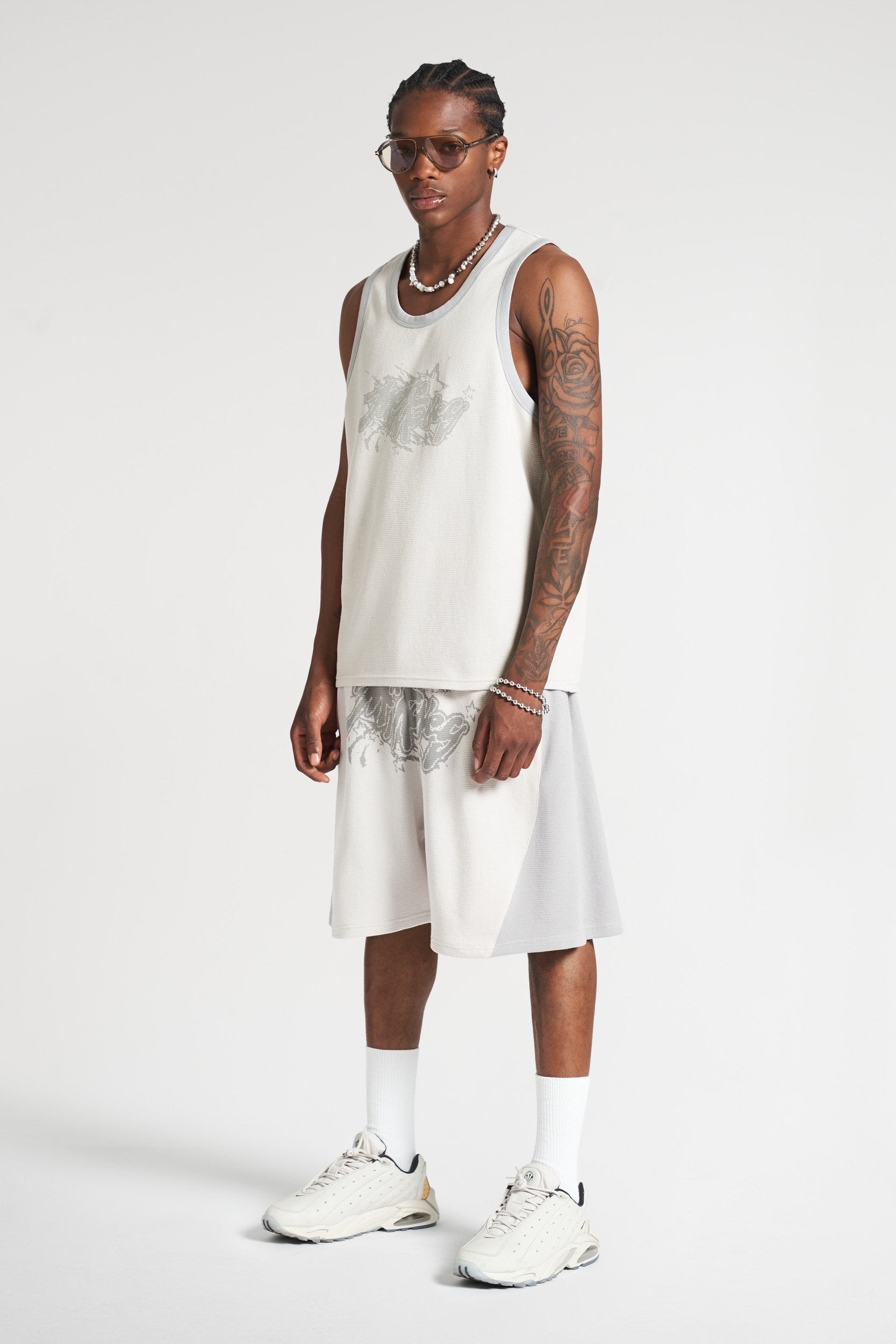 Graues Tank Top und graue kurze Hose im perfekten Streetwear Look von More Money More Love