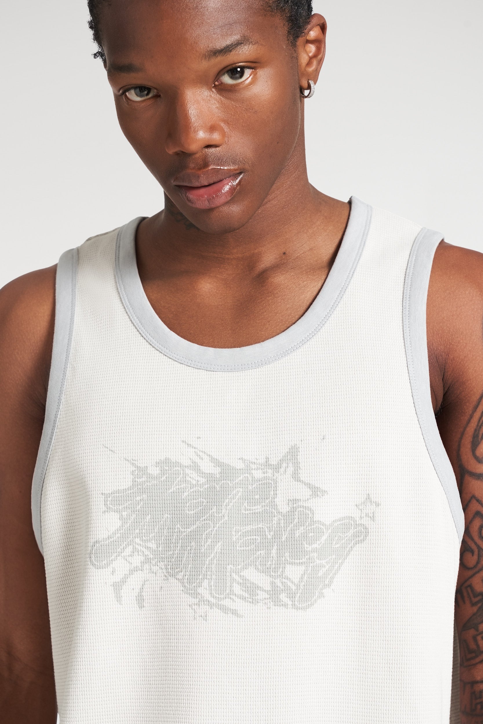 Graues Tanktop mit Model