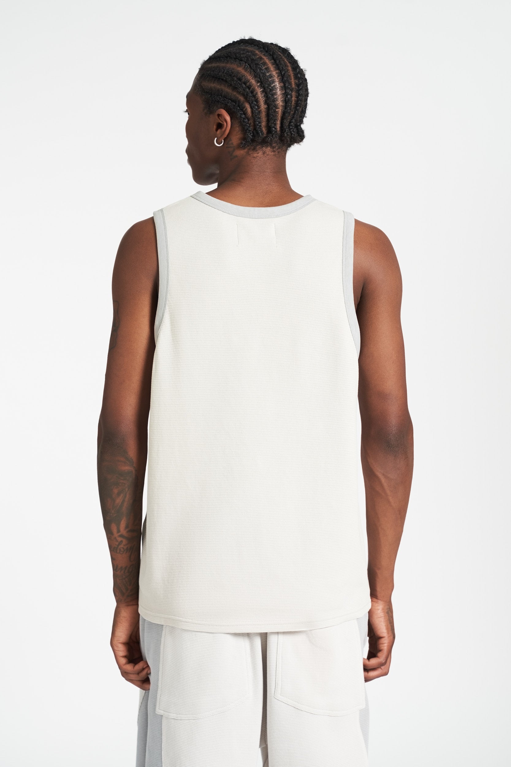 Graues Tank Top von hinten getragen von Model