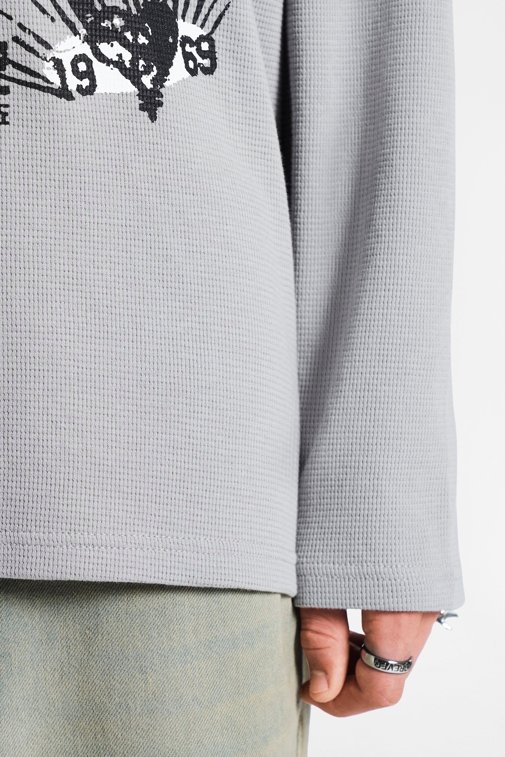 MUGSHOT WALL LONGSLEEVE ULTIMATE GRAY 