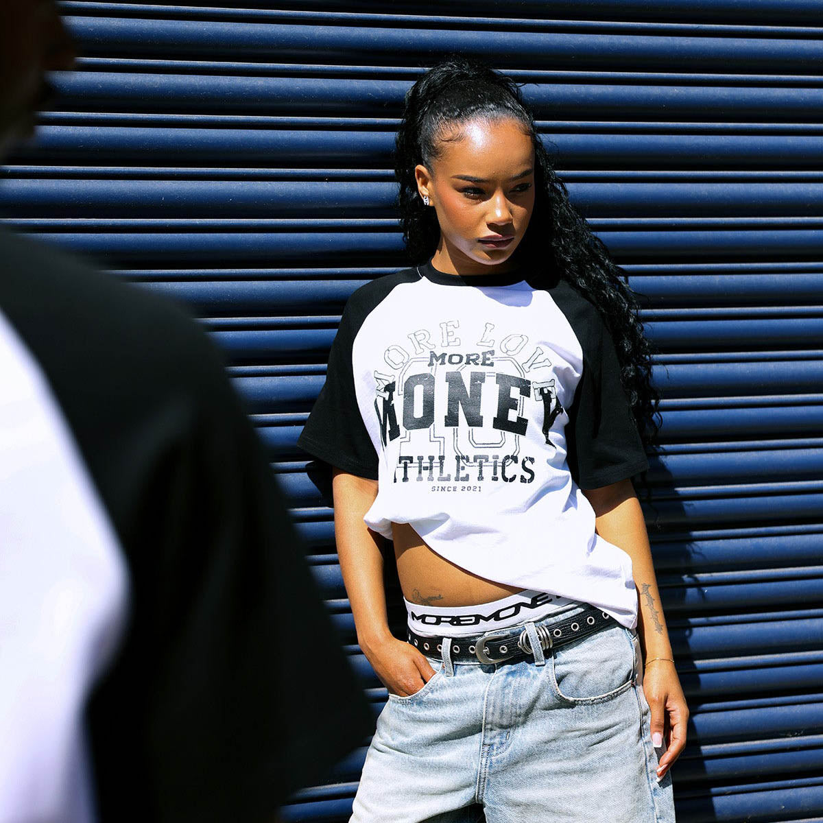 VINTAGE ATHL. RAGLAN TEE WHITE/BLACK + BASE JORTS VINTAGE BLUE