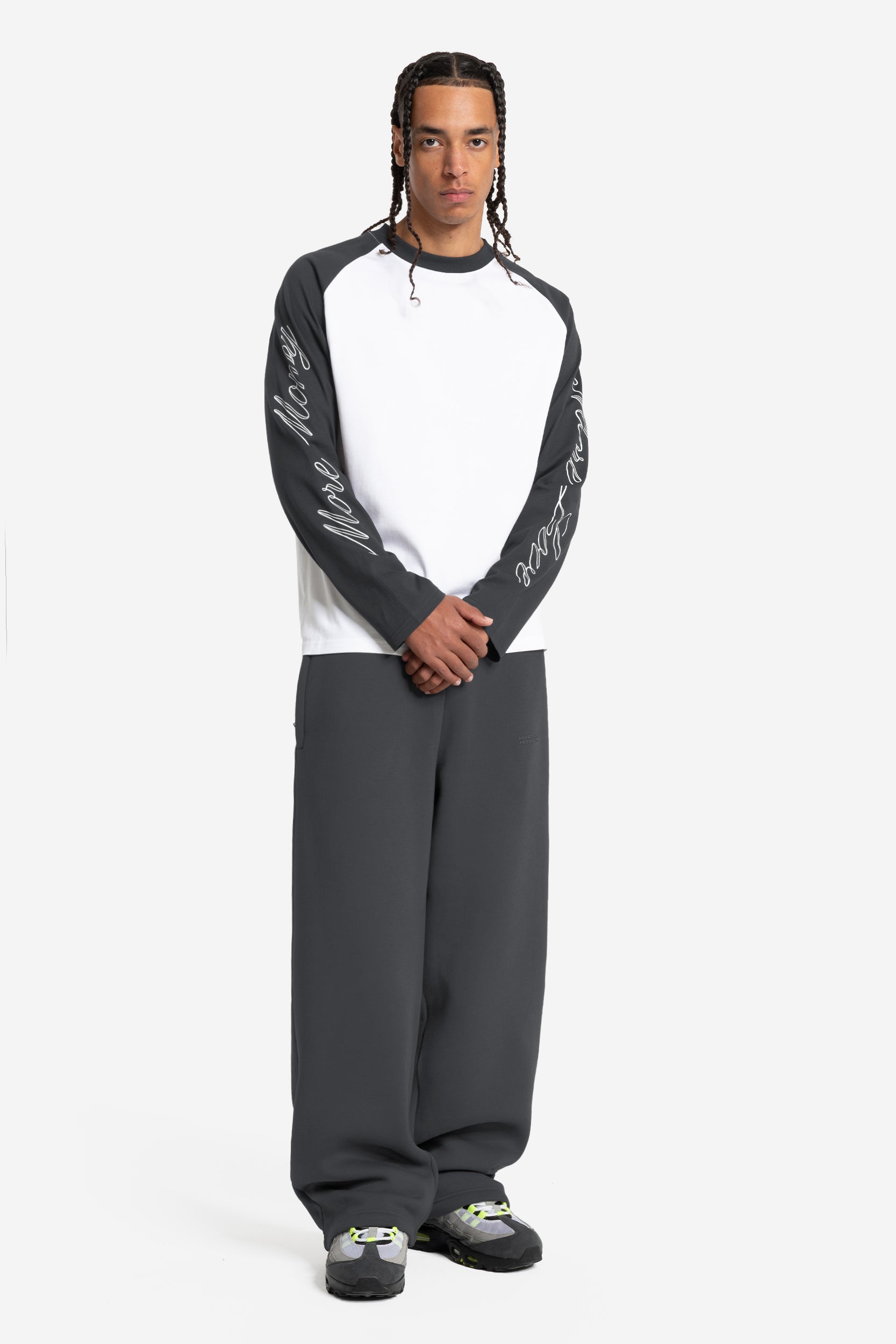 SCRIPT RAGLAN LONGSLEEVE DARK GREY + CLOUDS JOGGER DARK GREY