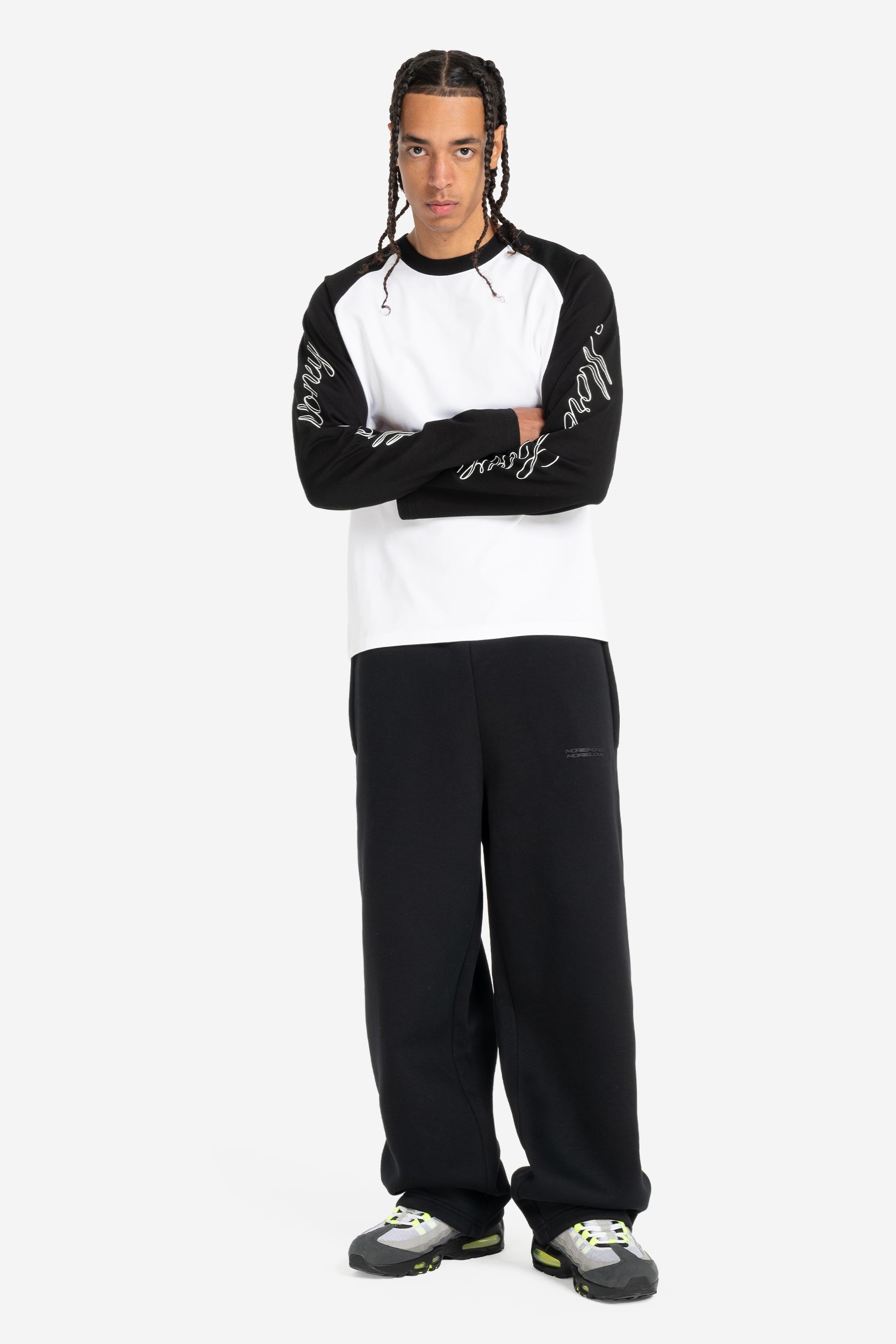 SCRIPT RAGLAN LONGSLEEVE BLACK + CLOUDS JOGGER BLACK