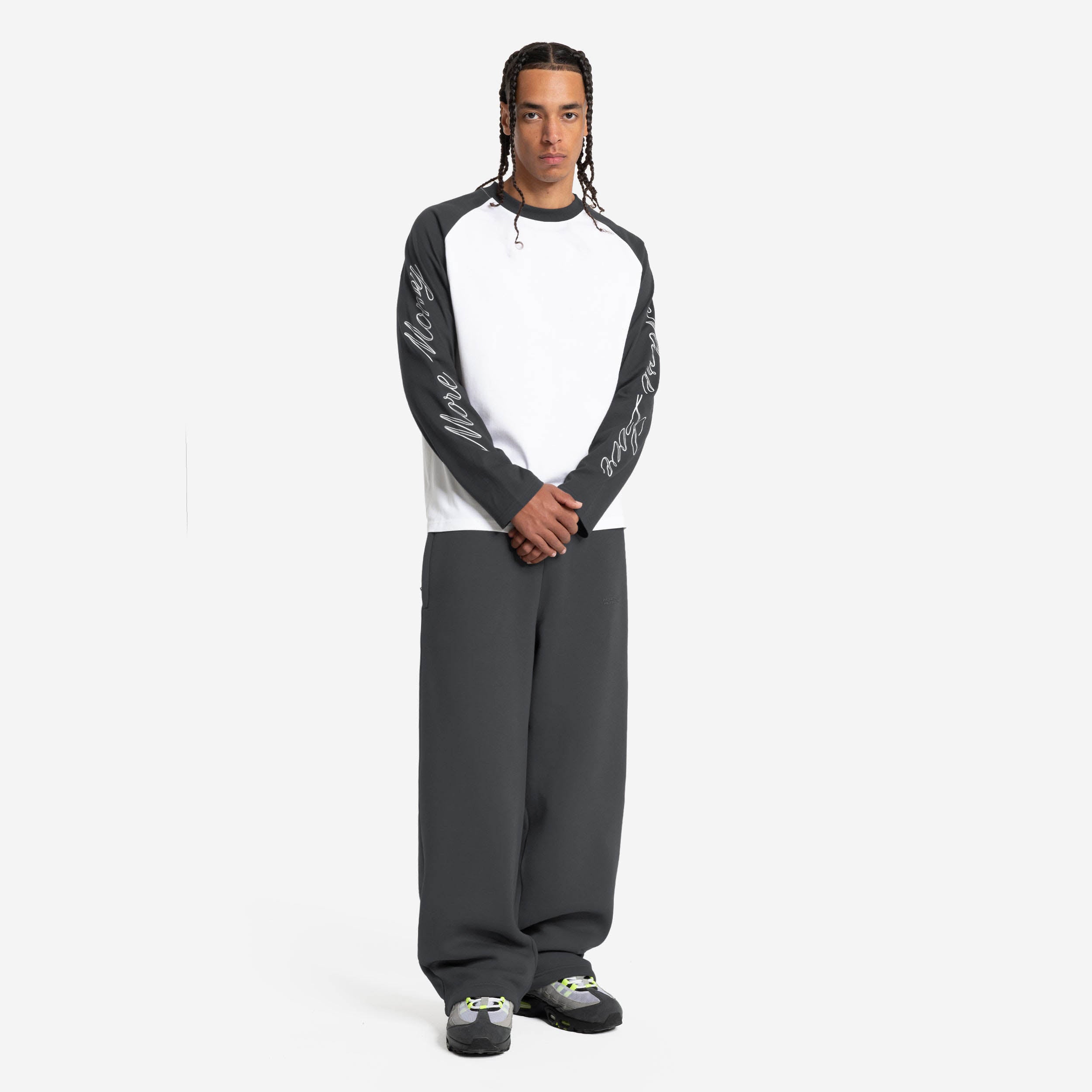 SCRIPT RAGLAN LONGSLEEVE DARK GREY