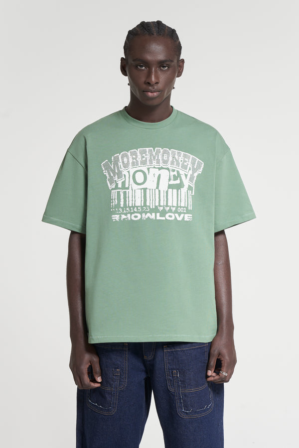 Grünes Streetwear T-Shirt von More Money More Love getragen von einem Model