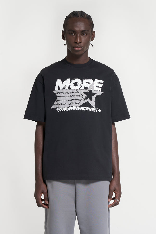 Model trägt schwarzes T-Shirt von More Money More Love Streetwear Brand