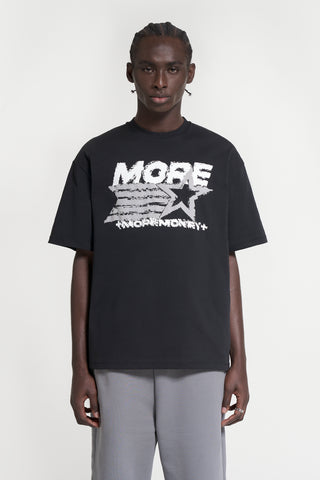 Model trägt schwarzes T-Shirt von More Money More Love Streetwear Brand