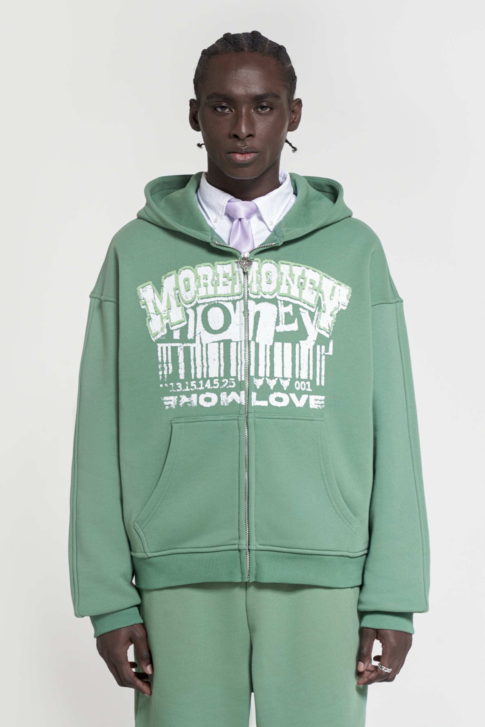 Model trägt den grünen More Money More Love Zip Hoodie mit weißem Druck