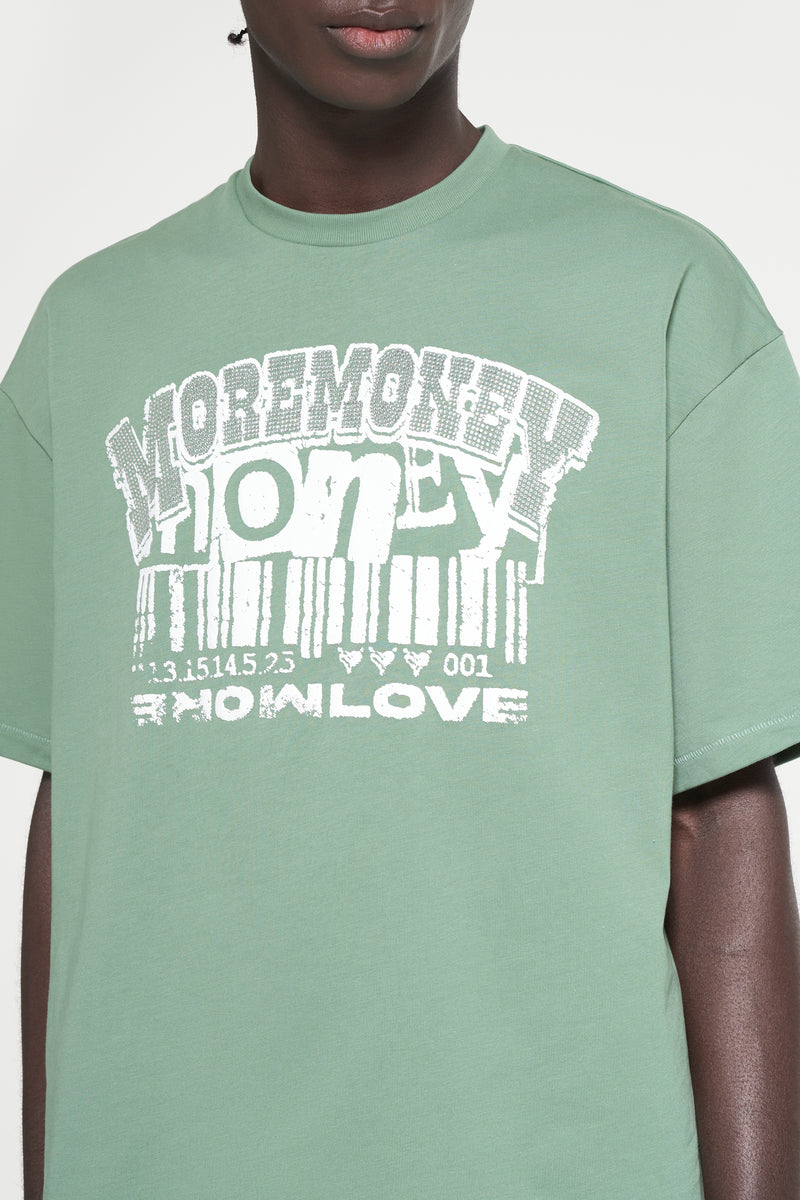 Grünes Streetwear T-Shirt getragen von Model mit More Money More Love Druck