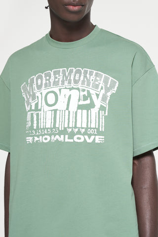 Grünes Streetwear T-Shirt getragen von Model mit More Money More Love Druck