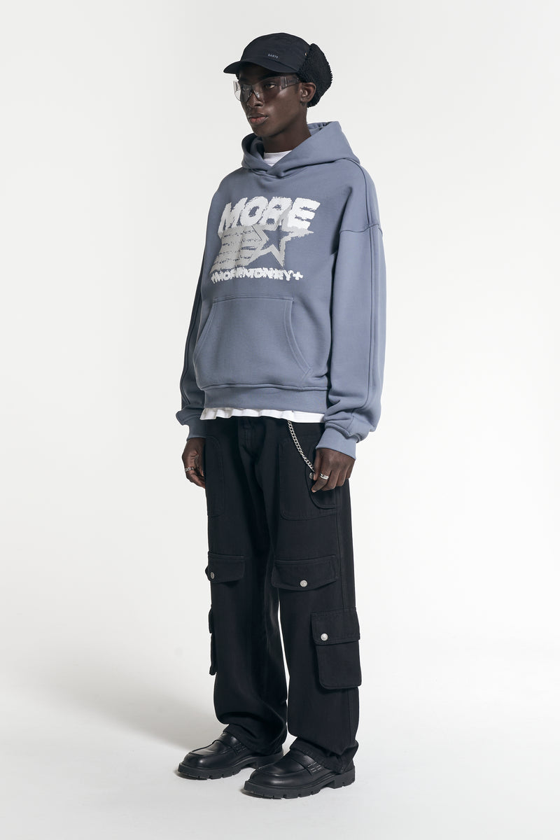 Model trägt Streetwear Outfit bestehend aus einem grau/blauen Hoodie  und schwarzer Cargo Hose