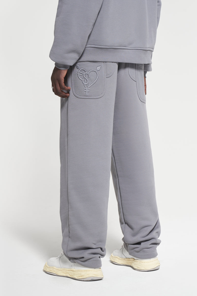 Die graue Jogginghose mit zwei Taschen hinten und More Money More Love Logo.